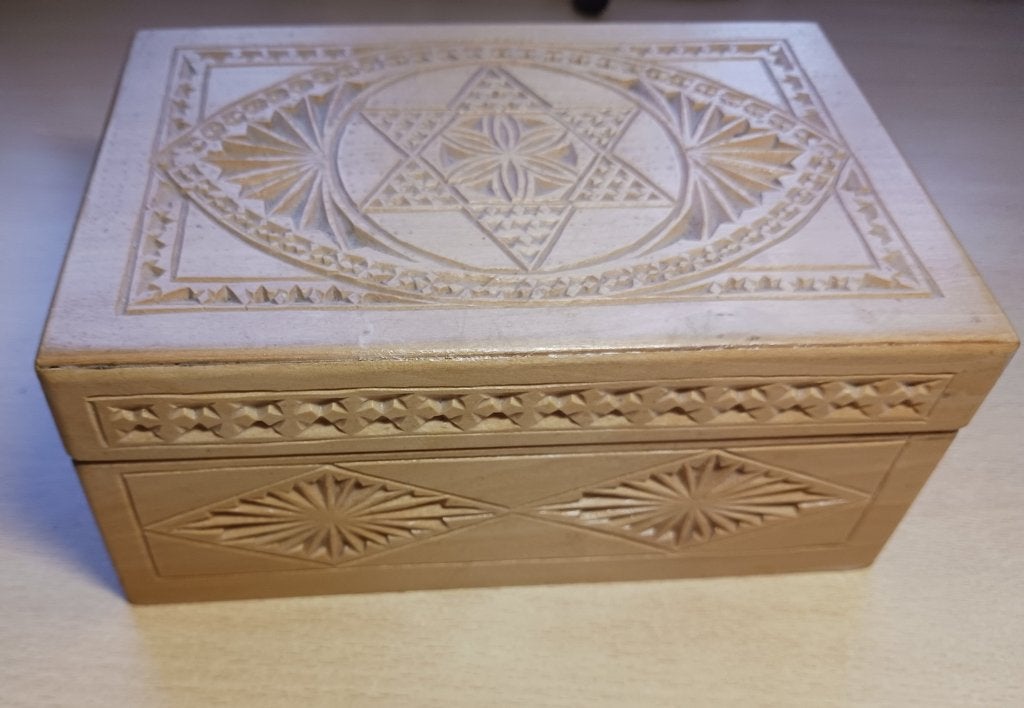 Houtsnijwerk doos uit Friesland, Houtsnijwerk, Minder dan 20 cm, Ophalen of Verzenden, Handgemaakt