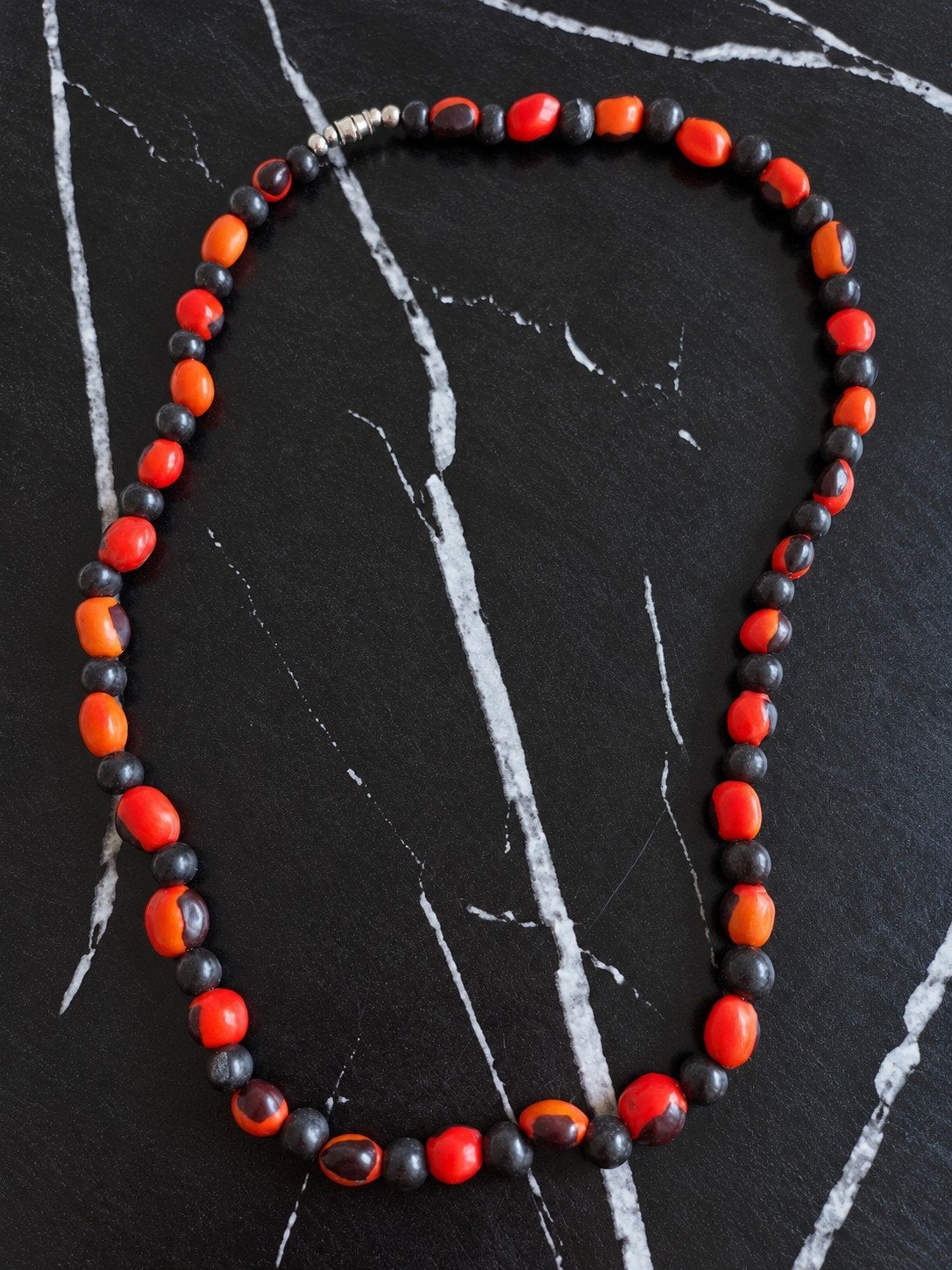 Vintage kralenketting rood oranje en zwart – opvallend, Sieraden, Tassen en Uiterlijk, Ophalen of Verzenden, Gebruikt, Rood, Overige materialen