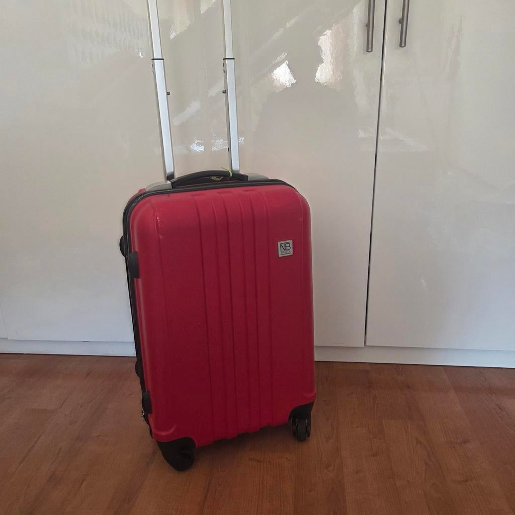 Rode handbagage koffer met wieltjes en uitschuifbare handgre, Ophalen