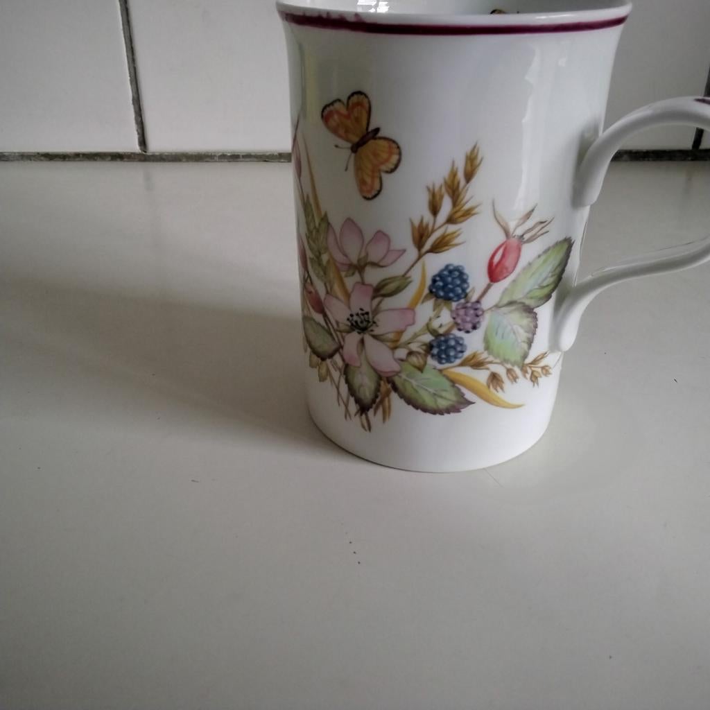 Engelse mok met fruit en vlinders, Ophalen of Verzenden, Aardewerk, Overige stijlen, Kop(pen) en/of Schotel(s)