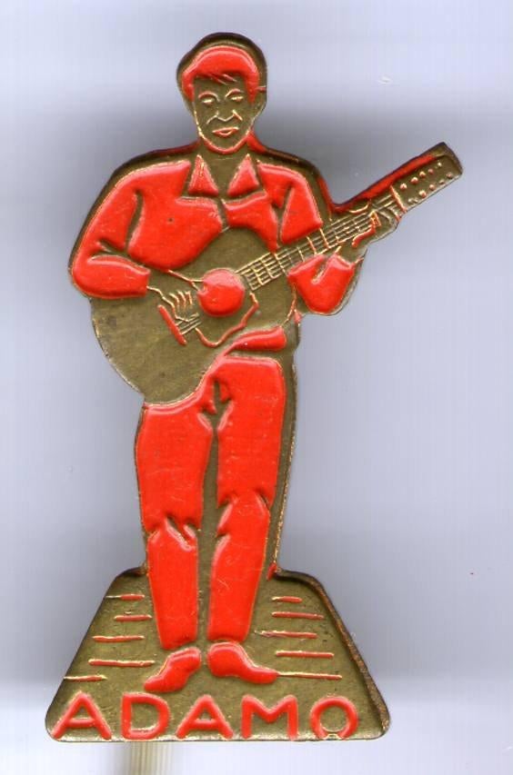 ADAMO staand rood op koper zanger speldje ( R_006 ), Verzamelen, Verzenden, Nieuw, Figuurtje, Speldje of Pin