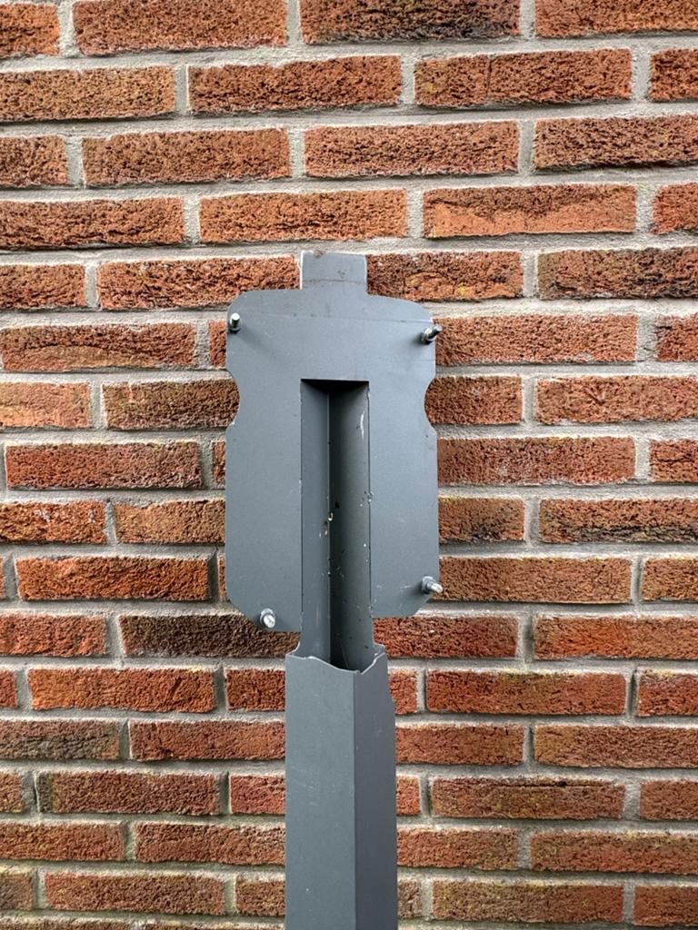 Metalen paal met bevestigingsplaat, Ophalen, Gebruikt, Laadpaal
