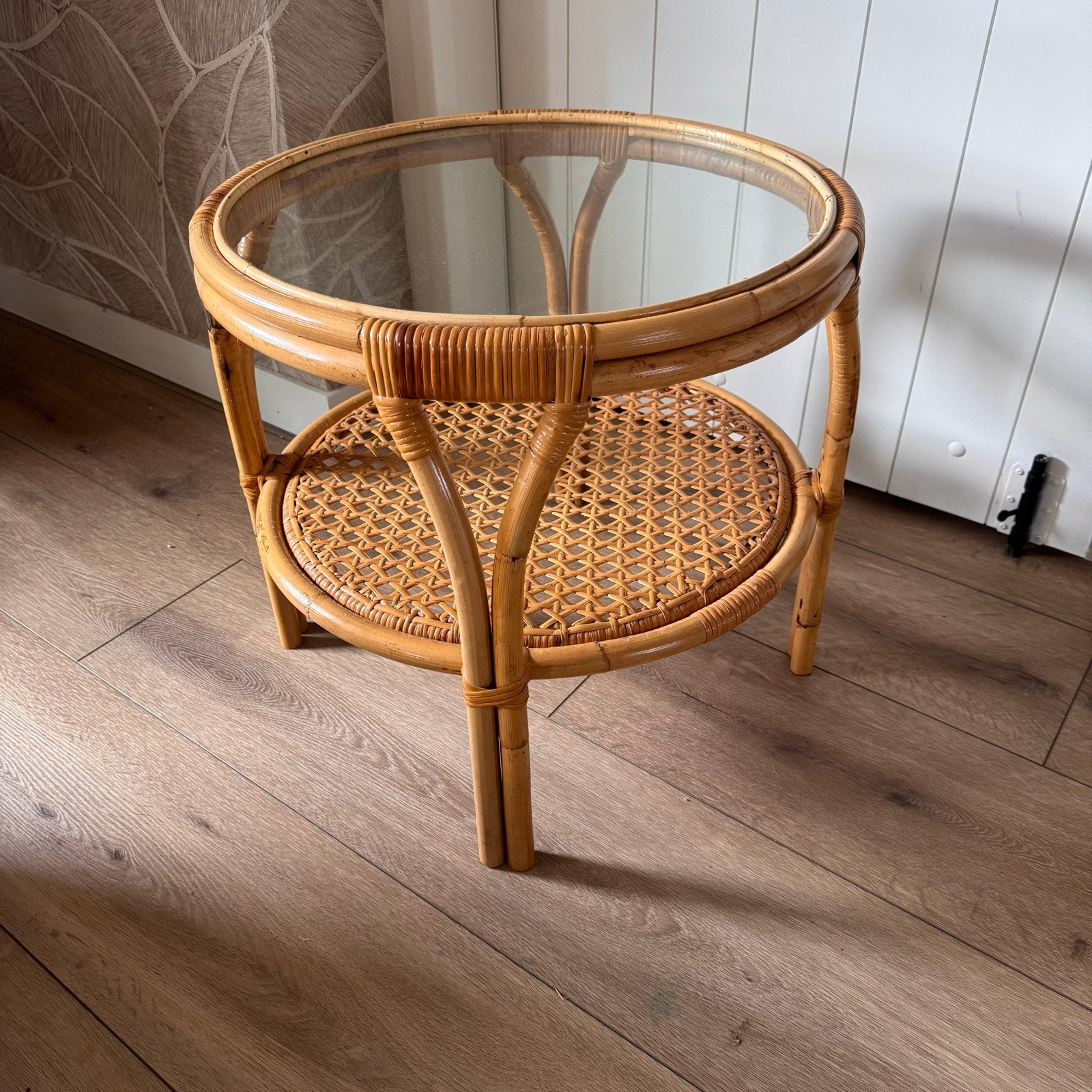 Vintage rotan/bamboe bijzettafel met glazen blad - Jaren 70, Gebruikt, Rond, 55 tot 75 cm, Glas