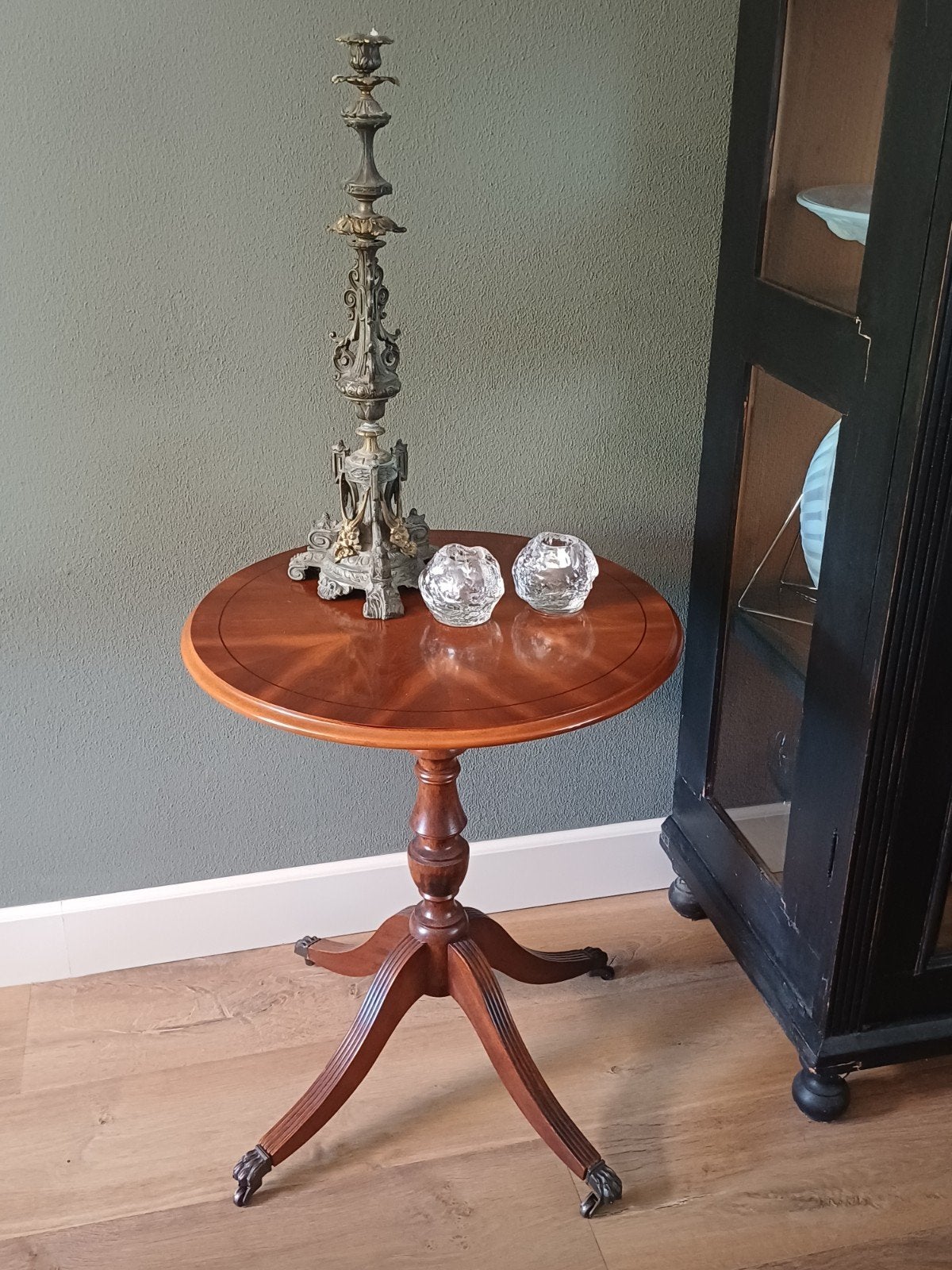 Antieke bijzettafel met leeuwenpoten als wieltjes, Ophalen