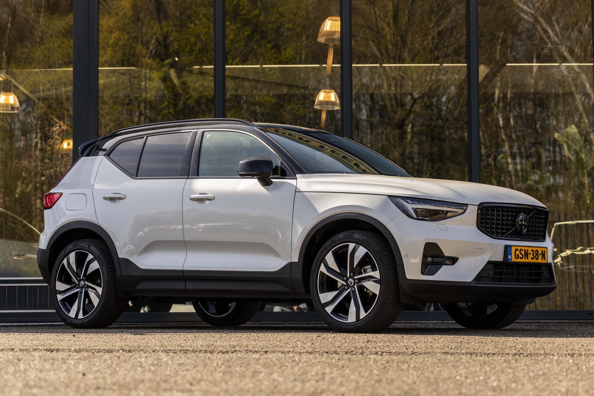 Volvo XC40 2.0 B4 Plus Dark (bj 2024, automaat), Auto's, Volvo, Gebruikt, Euro 6, 4 cilinders, Wit