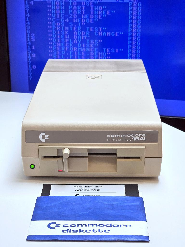 Commodore 1541 Disk Drive Refurbished Werkend + Kabels C64C, Ophalen of Verzenden, Commodore C 64