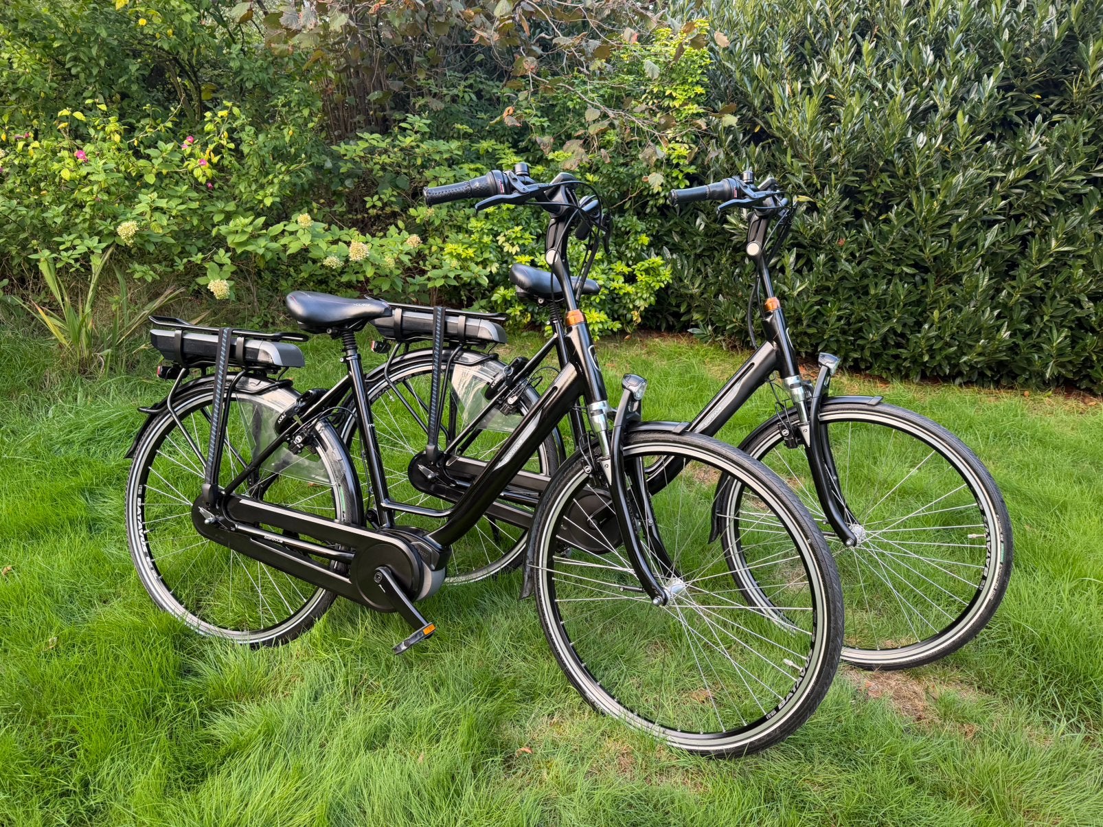 2X Elektrische Fietsen Batavus Middenmotor Bosch Active line