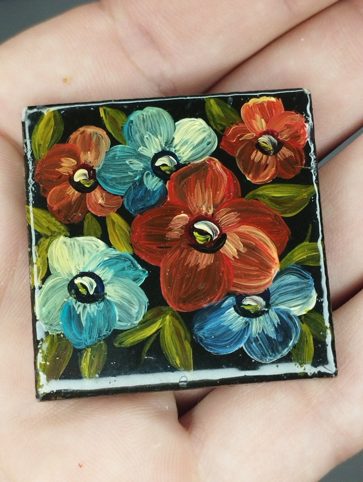 Een zeldzame, prachtige handbeschilderde keramische broche., Ophalen of Verzenden, Zo goed als nieuw, Zilver, Overige materialen