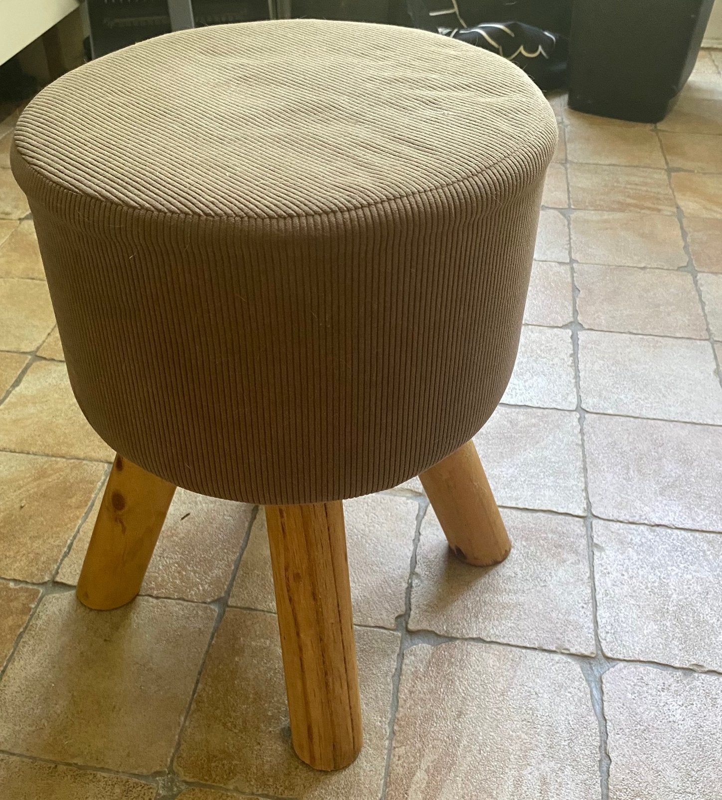 Kruk met vier houten poten en bruin gestoffeerd., Ophalen, Nieuw, Hout