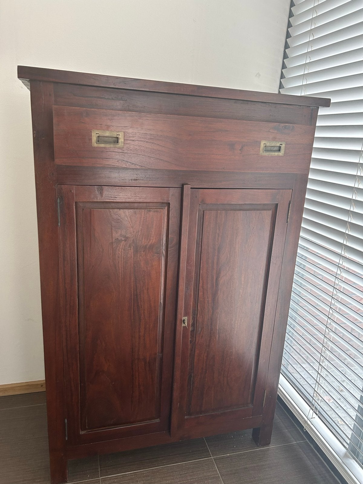 Koloniale houten kast met 2 deuren en lade, Ophalen