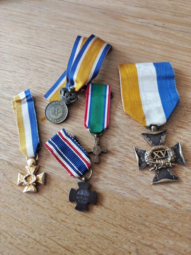 Diverse medailles Nederland voornamelijk miniatuur, Verzamelen, Speldjes, Pins en Buttons, Ophalen of Verzenden