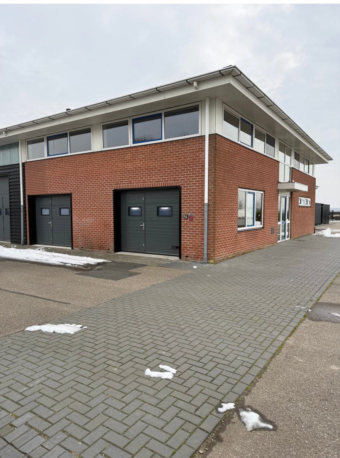 MULTIFUNCTIONELE BEDRIJFSRUIMTE MET KANTOOR – PIERSHIL, 94 m², Koop, Bedrijfsruimte