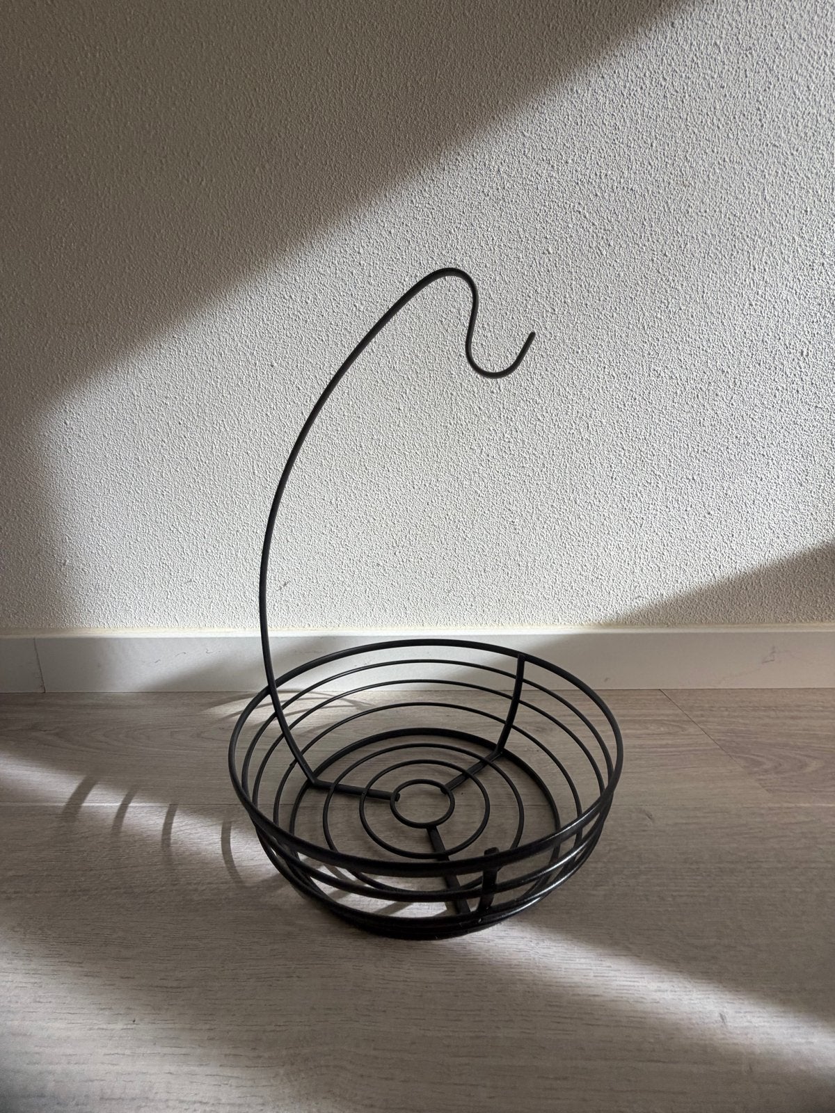 Zwarte metalen fruitmand met bananenhaak, Huis en Inrichting, Zwart, Ophalen of Verzenden, Zo goed als nieuw, Metaal