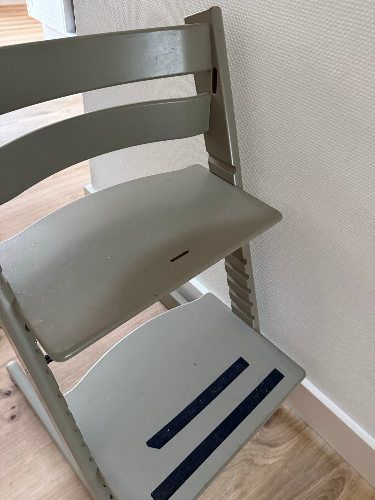 Stokke Tripp Trapp stoel taupe - origineel, Kinderen en Baby's, Kinderstoelen, Ophalen, Gebruikt, Meegroeistoel, Aanschuifbaar