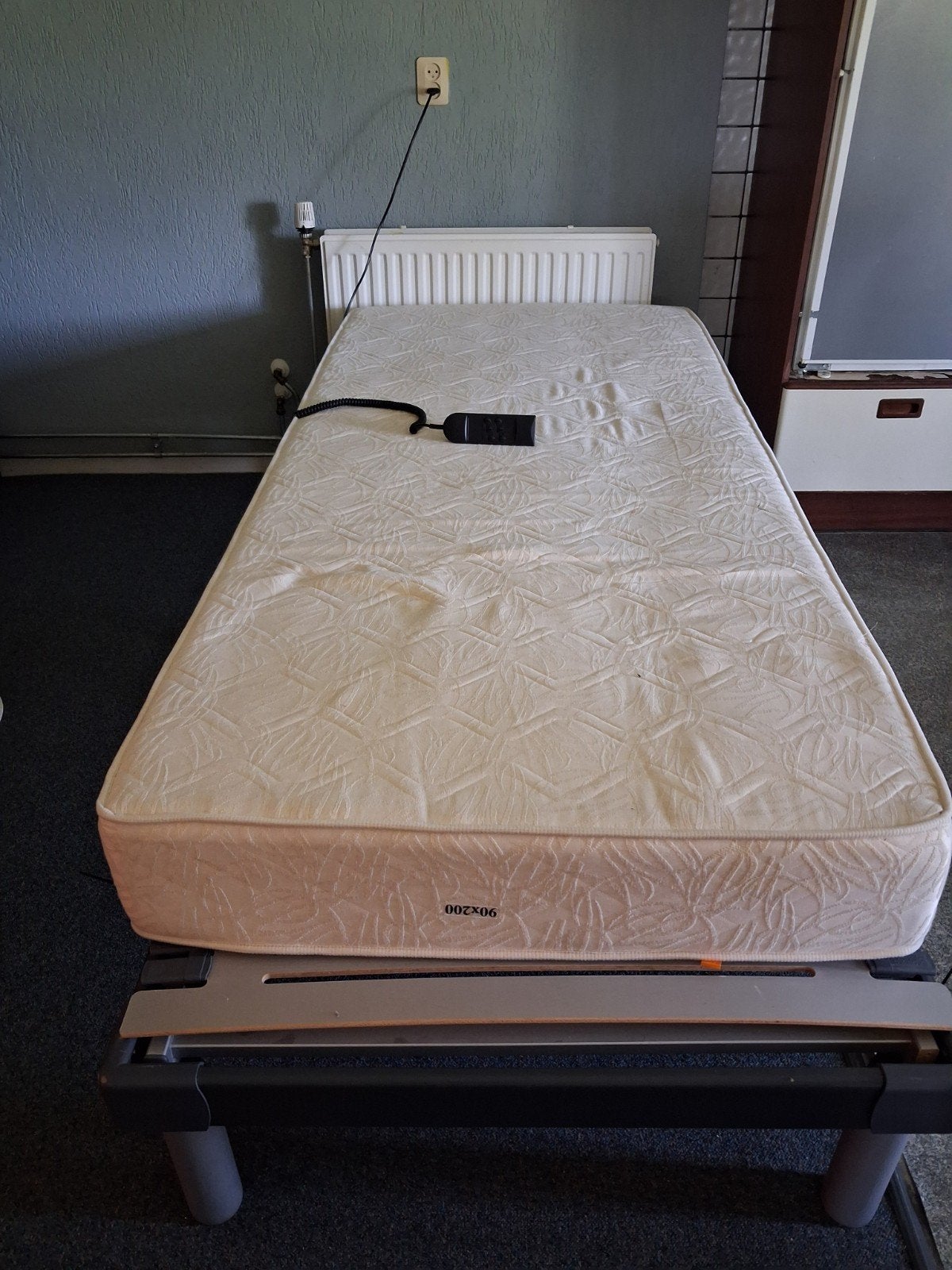 Één persoons bed met electrische verstelbare lattenbodem, Ophalen, Gebruikt, 90 cm, Eenpersoons