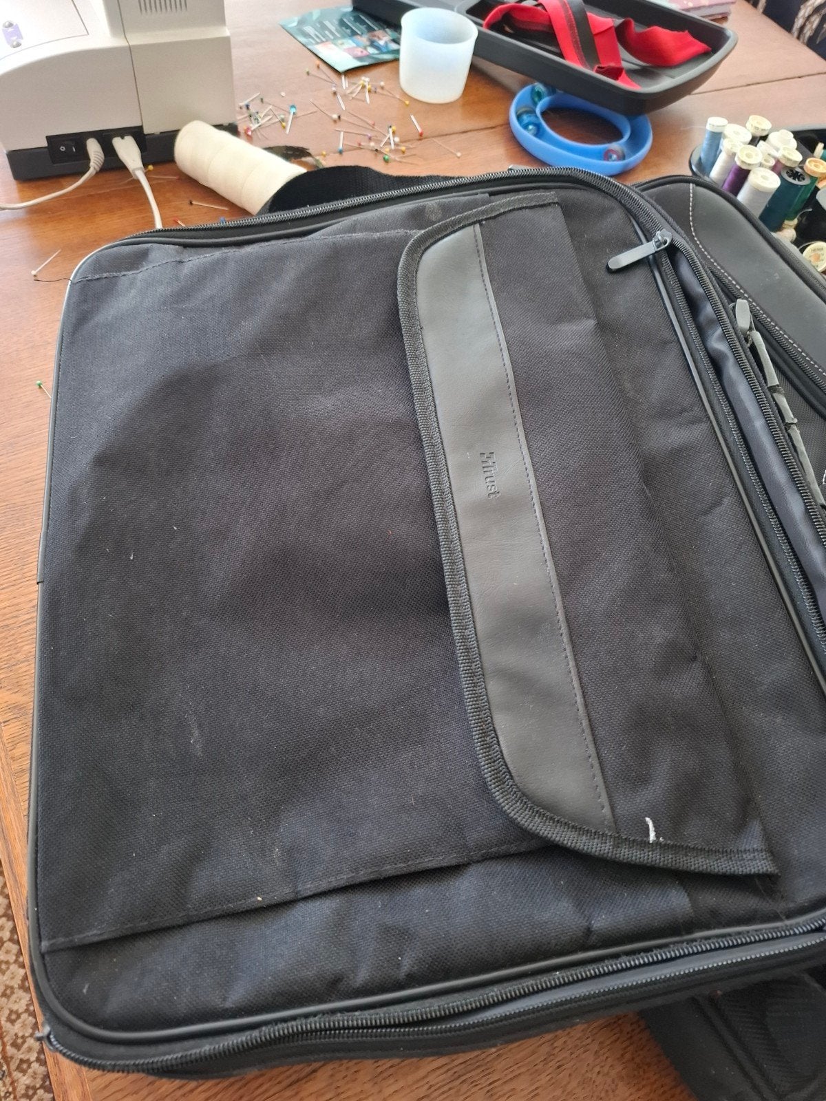 Zwarte laptoptas - Trust 5 euro, Computers en Software, Ophalen of Verzenden, 15 inch, Gebruikt, Gevoerd laptopvak