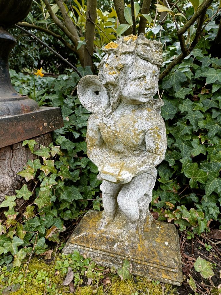 prachtig verweerd tuinbeeld cherubijn putto, Tuin en Terras, Ophalen, Gebruikt, Beton, Engelenbeeld