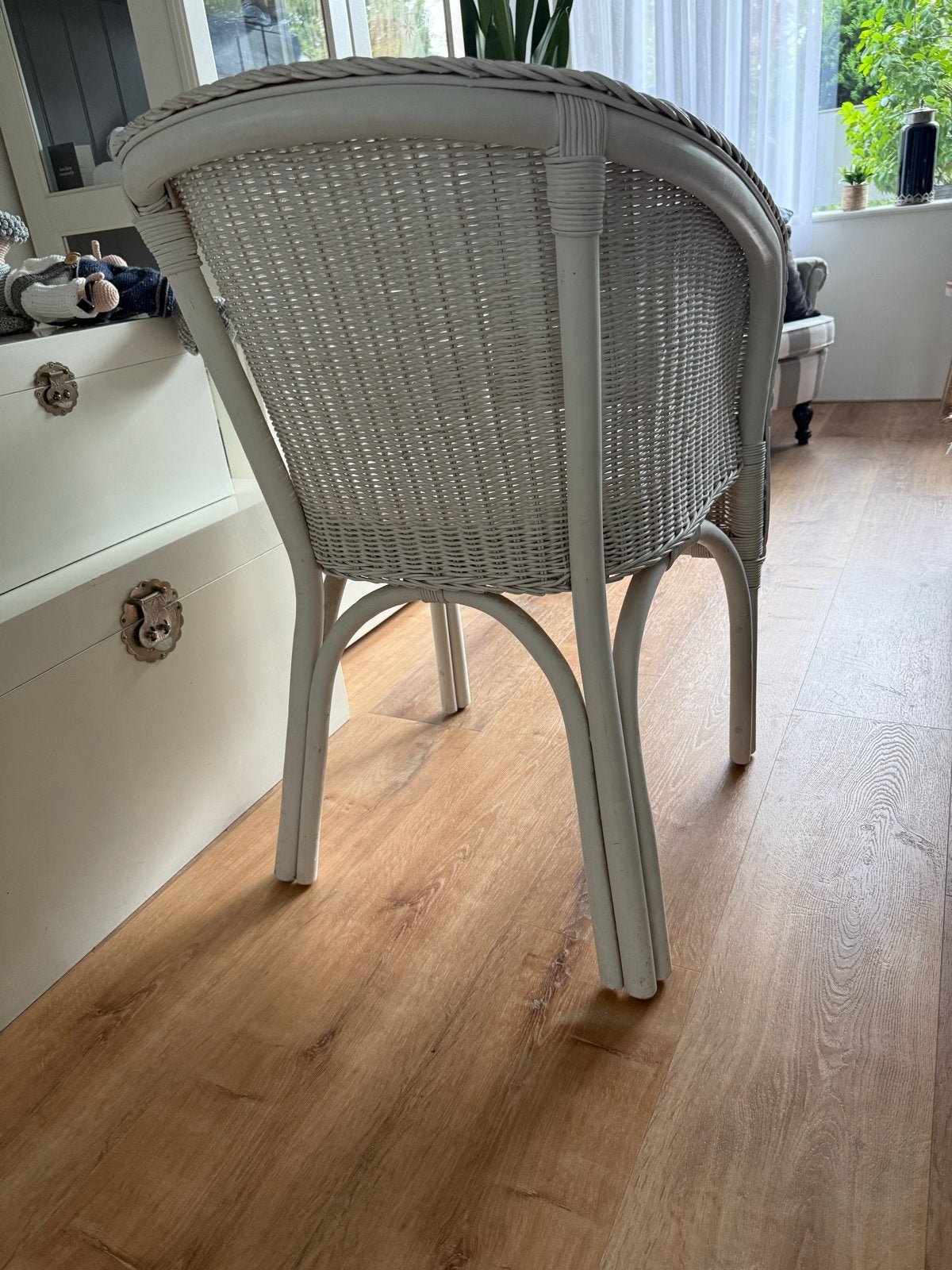 Witte rotan stoel met kussen, Huis en Inrichting, Stoelen, Ophalen, Gebruikt, Wit, Riet of Rotan