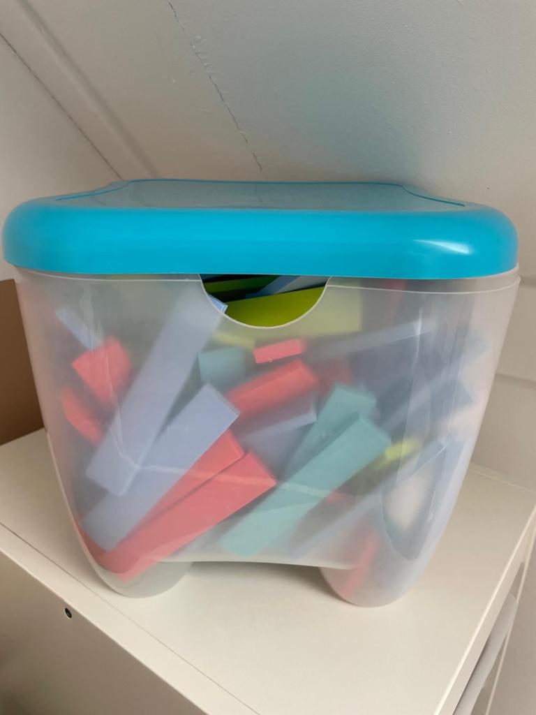 Gekleurde houten blokken in opbergbox, Ophalen of Verzenden, Gebruikt, Overige merken