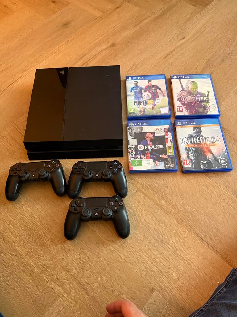 PlayStation 4 met 3 controllers en 4 games, Ophalen of Verzenden, Zo goed als nieuw, Original, Met 3 controllers of meer