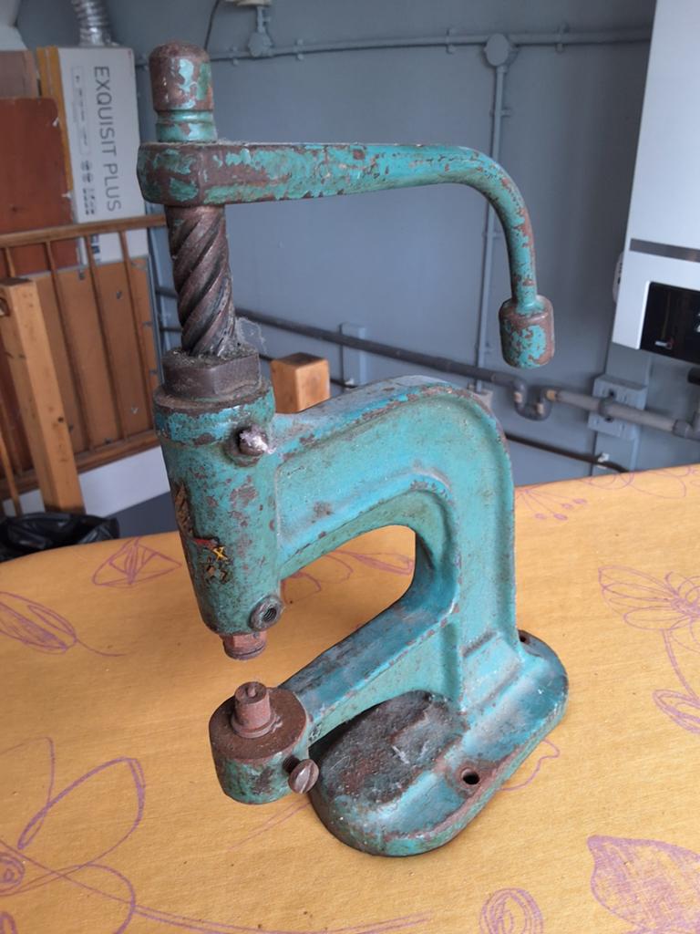 Knopjesmaker voor stoelen ,banken, Ophalen