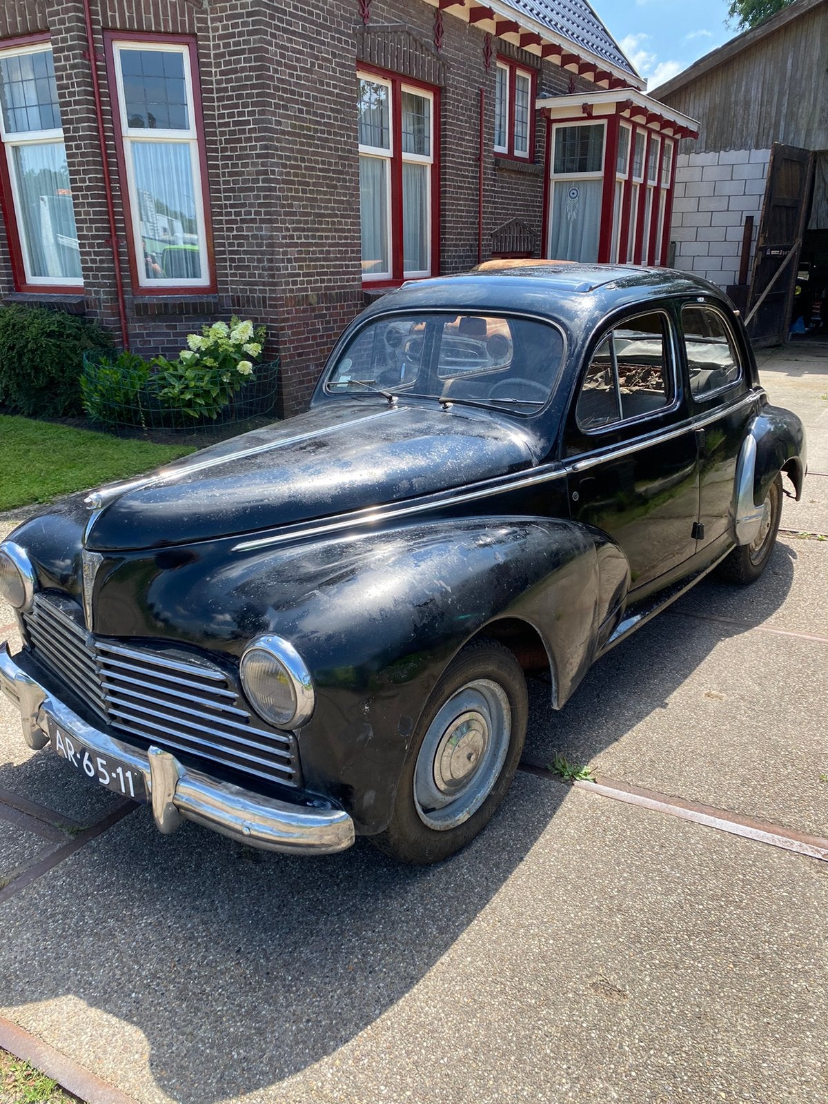 Peugeot 203 van 1954 en 403 van 1960, 60 pk, Zwart, Handgeschakeld, Grijs