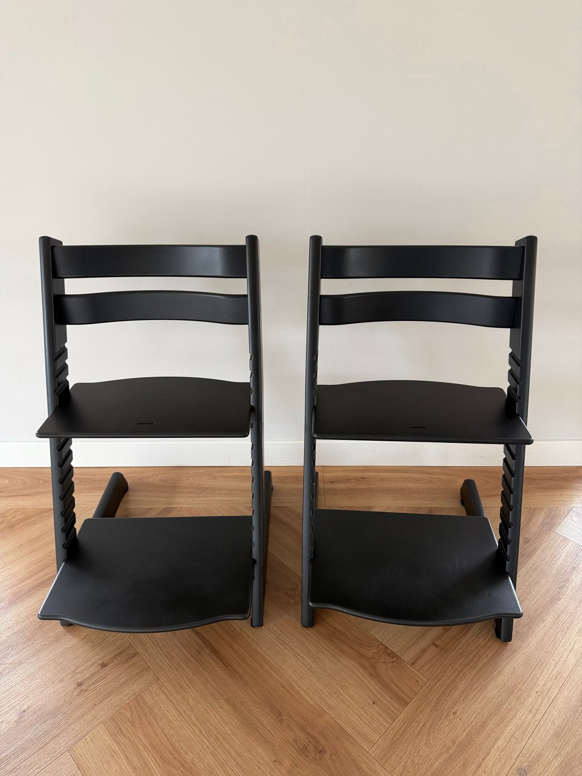 2x Stokke Tripp Trapp meegroeistoelen - Zwart, Ophalen, Zo goed als nieuw, Meegroeistoel, Aanschuifbaar