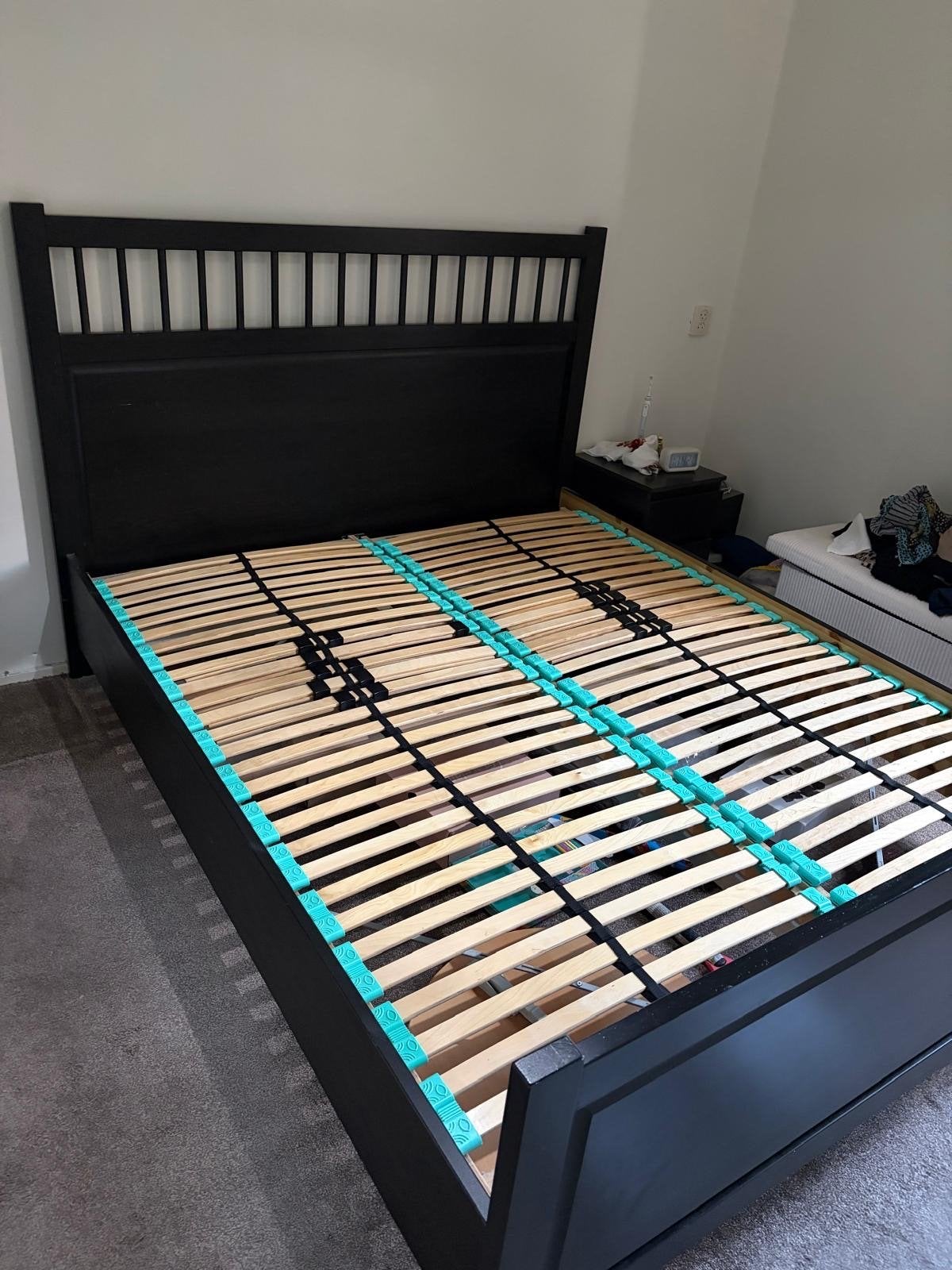 Zwart tweepersoonsbed met lattenbodem
