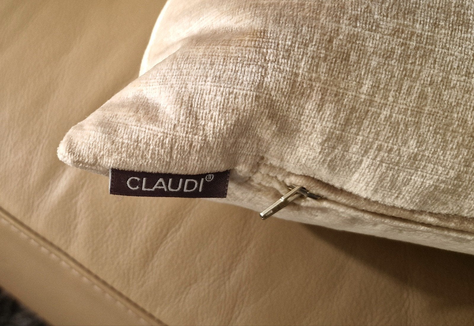 4 CLAUDI luxe champagnekleurige kussens met Swarovski knoop, Ophalen of Verzenden, Zo goed als nieuw, Vierkant