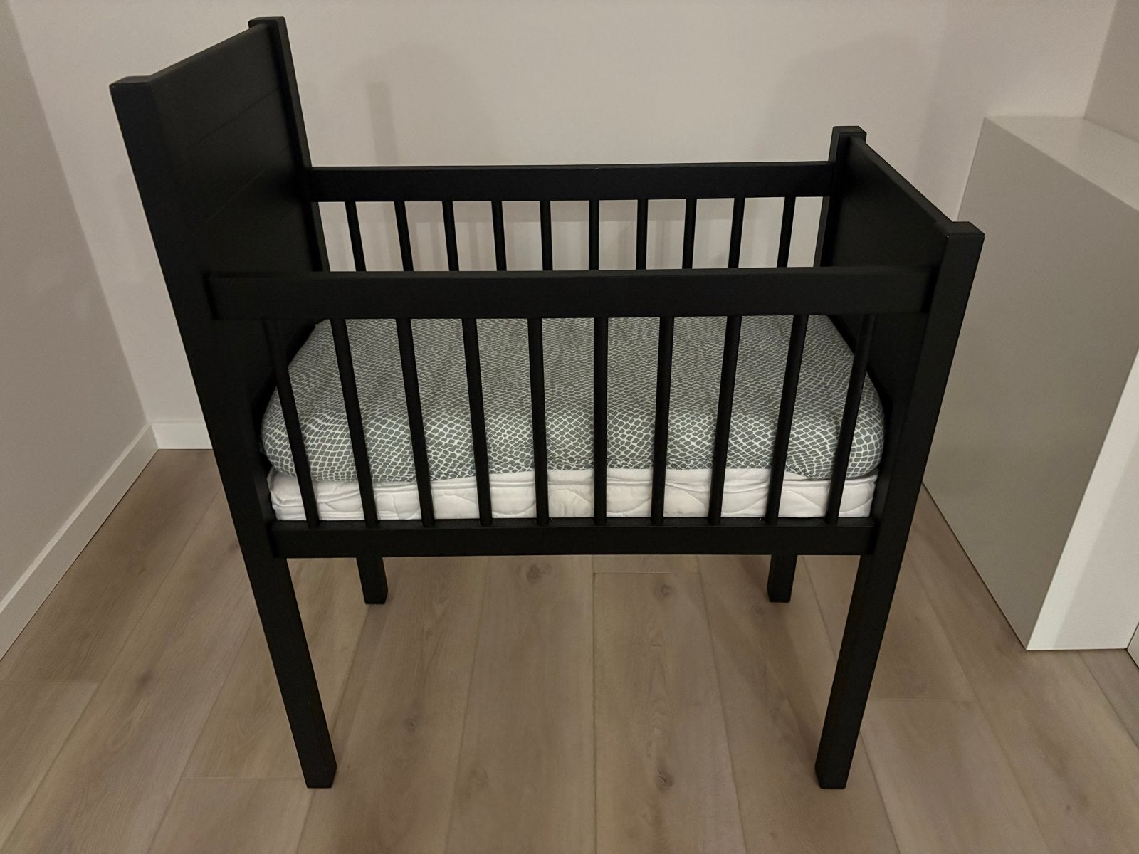 Kidsmill noa wieg zwart 80x40 met 2 matrasjes en beddengoed, Ophalen, Gebruikt, Zwart, 190 cm of minder