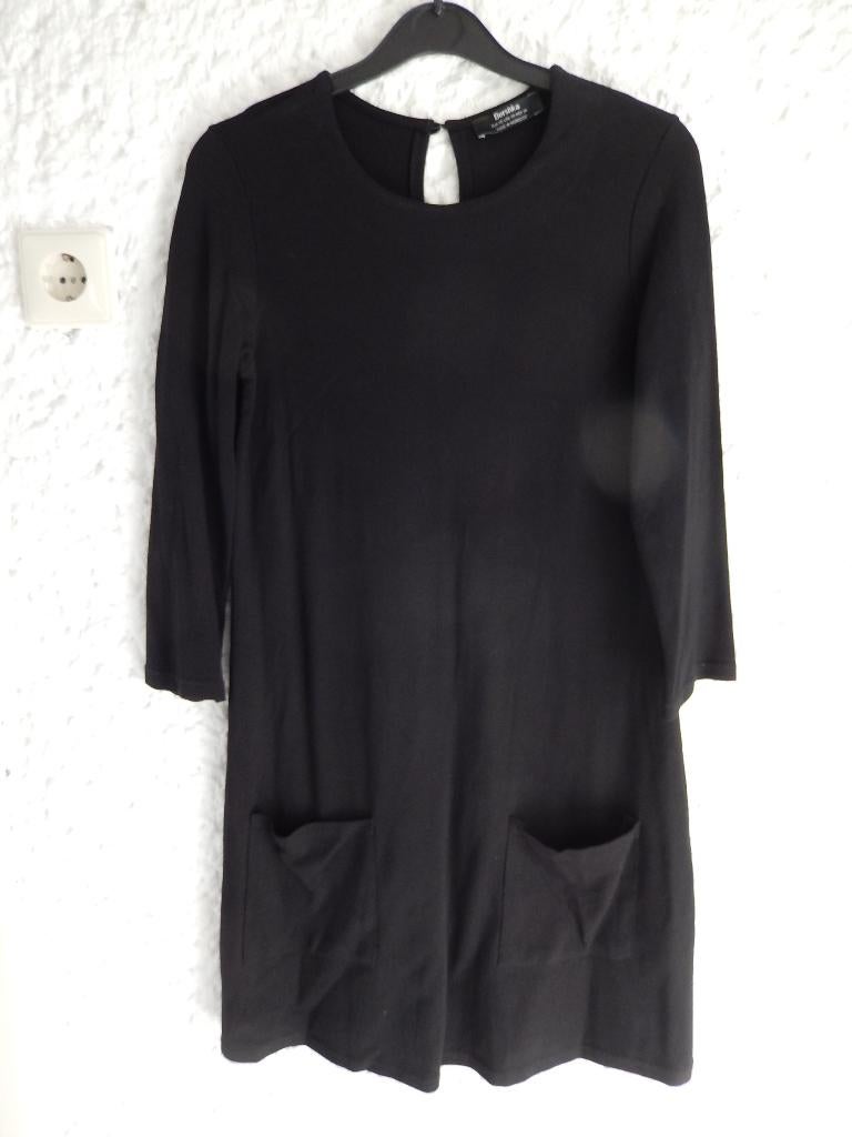 jurk zwart Bershka mt36/38 lange mouw zakjes 81% viscose nw, Maat 38/40 (M), Zwart, Nieuw, Ophalen of Verzenden