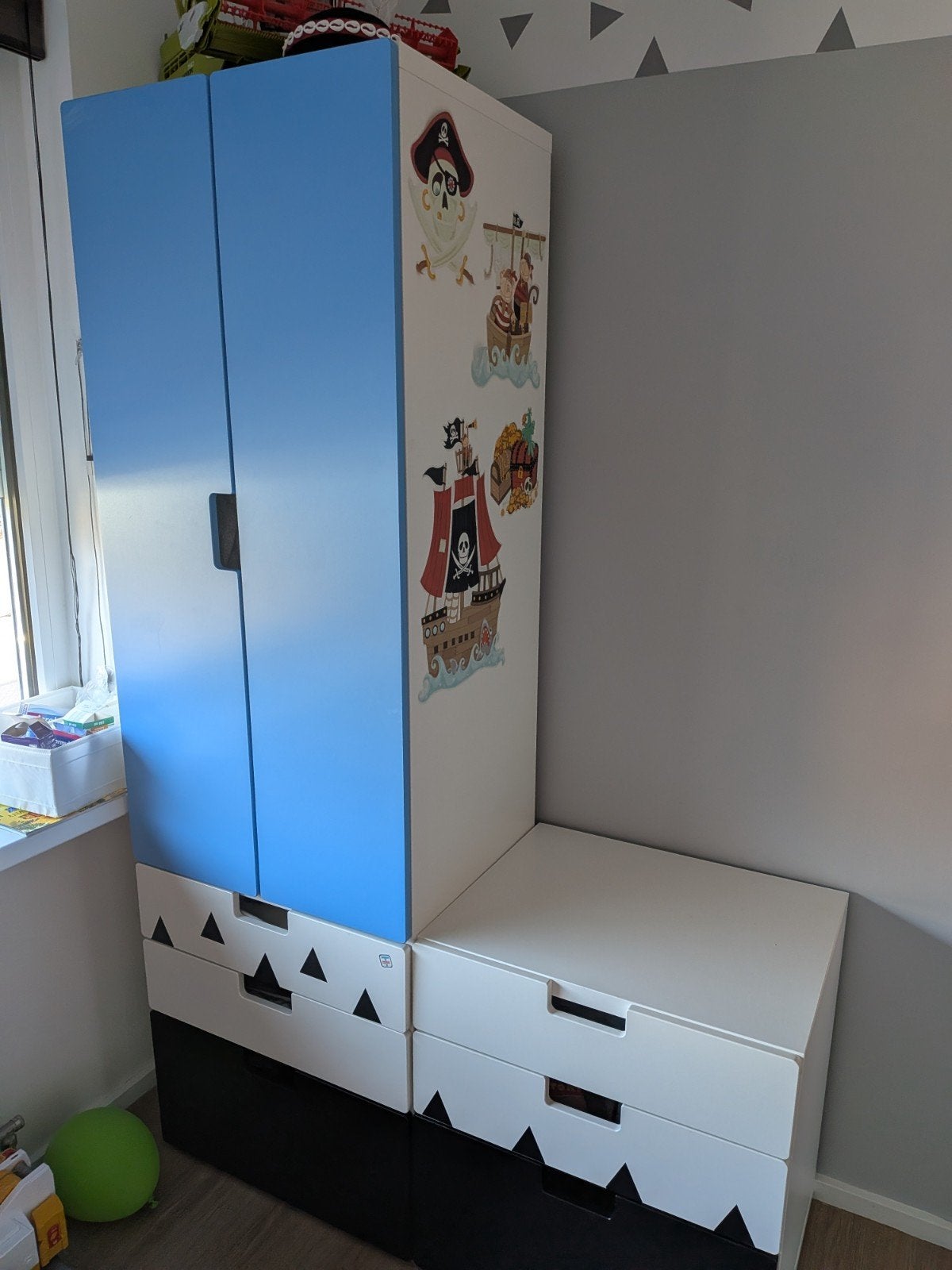 IKEA Stuva / Småstad kast met lades en piratenstickers, Gebruikt, Kast, 50 tot 70 cm, 105 cm of meer