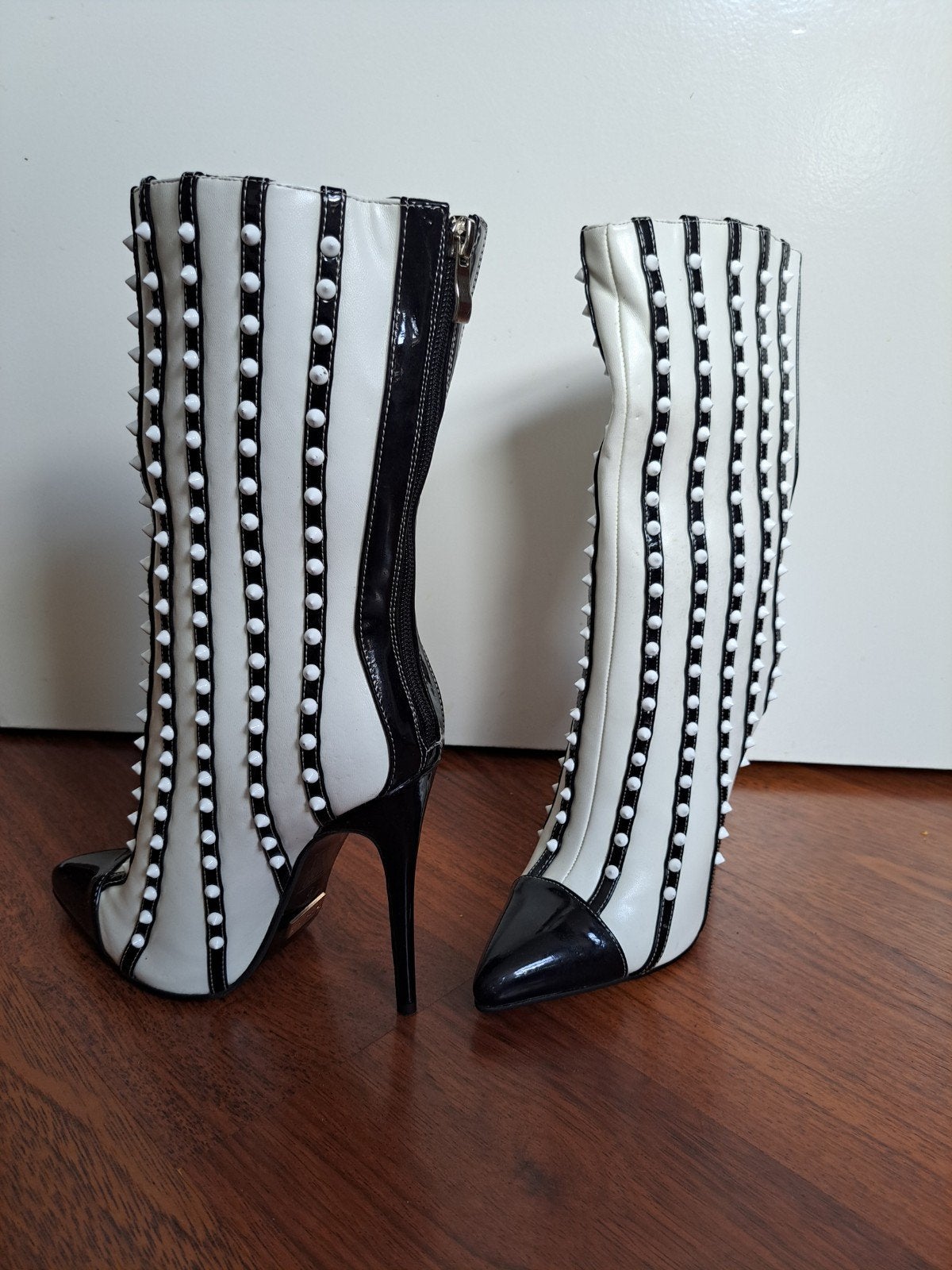 Aparte dameslaars, lak met witte spikes, maat 36, Ophalen of Verzenden