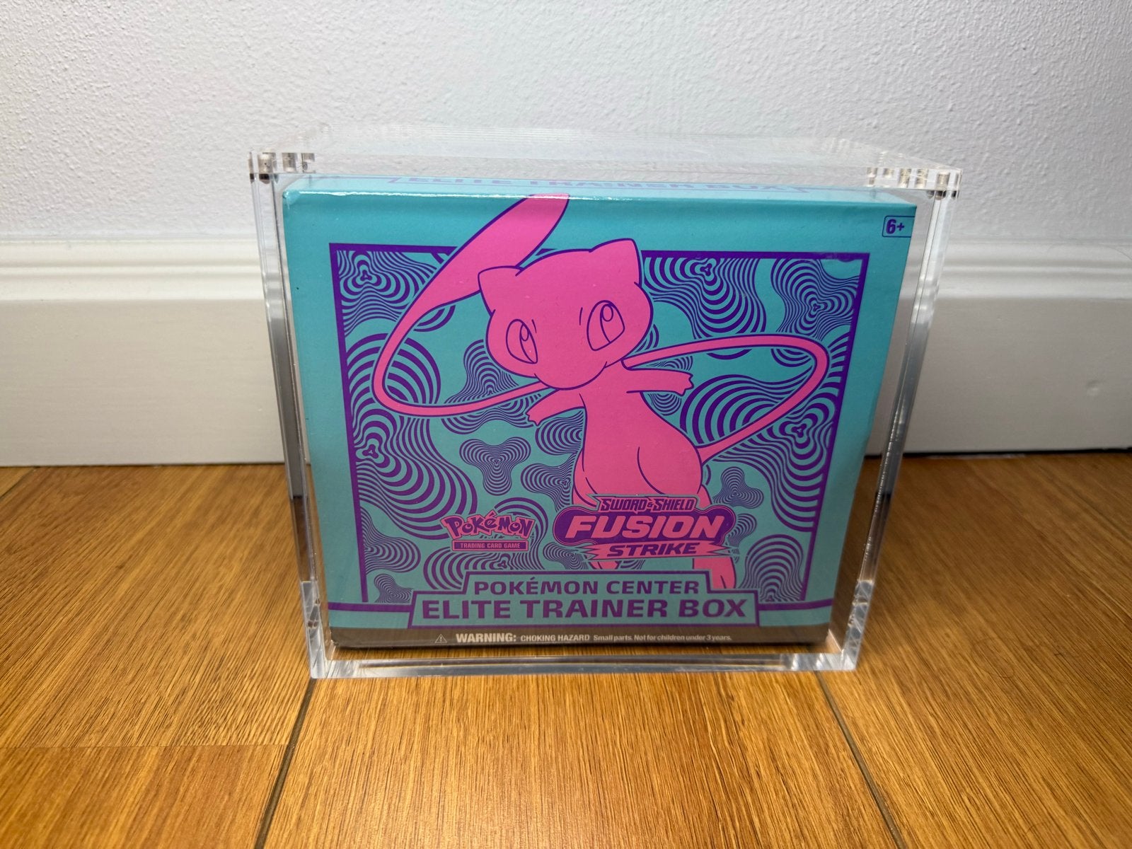 Pokémon TCG: Fusion Strike Elite Trainer Box (PC) + Acryl, Ophalen of Verzenden, Nieuw, Overige typen
