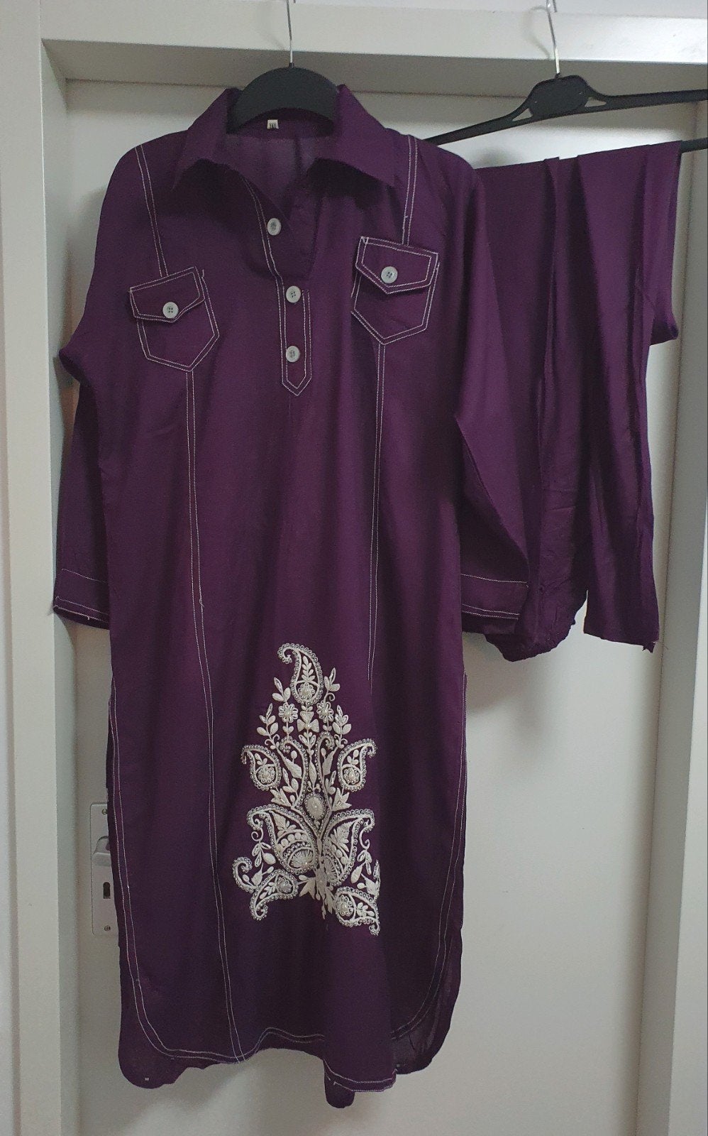 Paarse Indiase jurk met broek - Maat M, Kleding | Dames, Jurken, Maat 38/40 (M), Paars, Ophalen of Verzenden, Onder de knie