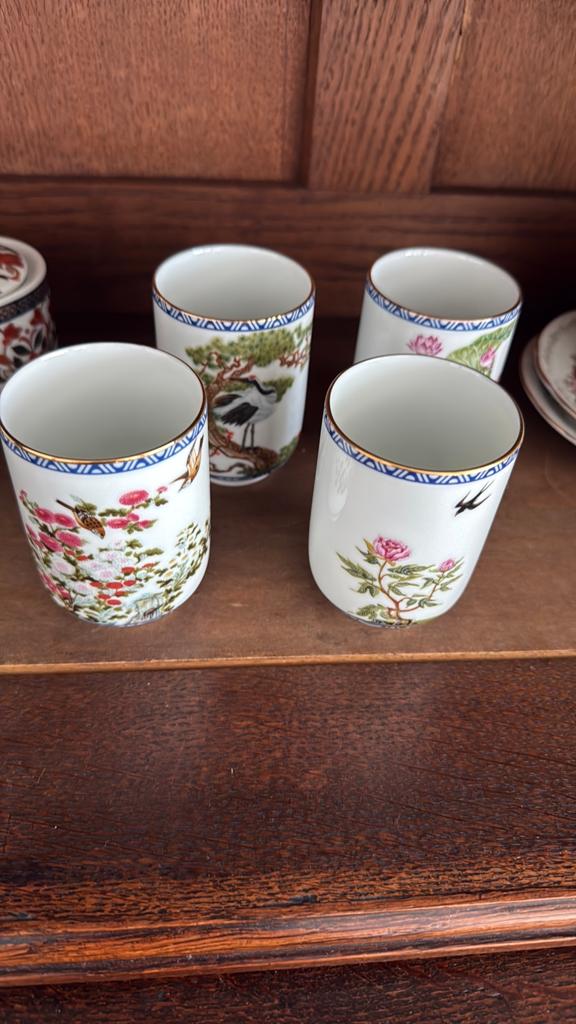 Set van 4 porseleinen theekopjes met handgeschilderde decora, Antiek en Kunst, Ophalen