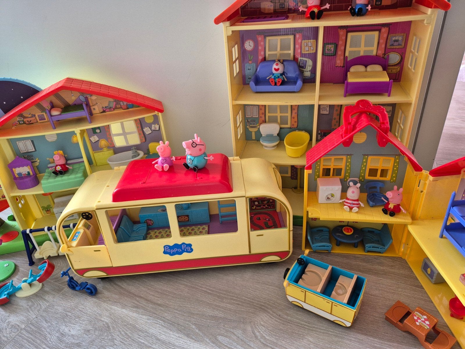 Grote Peppa pig set! 3x huis 1x camper, auto poppenhuis, Ophalen, Poppenhuis
