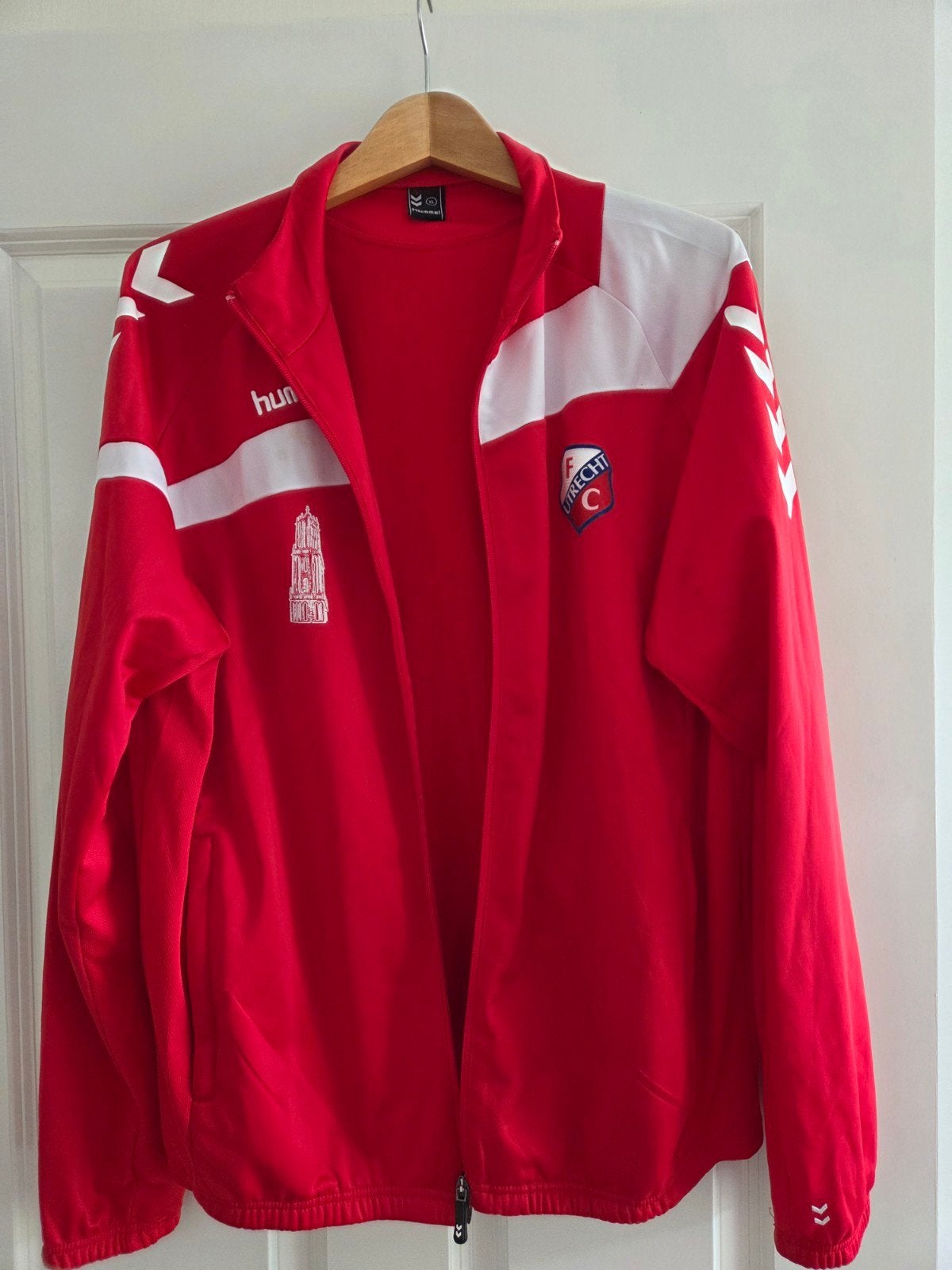 Hummel sportjas FC Utrecht mt XL, Ophalen, Maat 56/58 (XL), Zo goed als nieuw, Voetbal