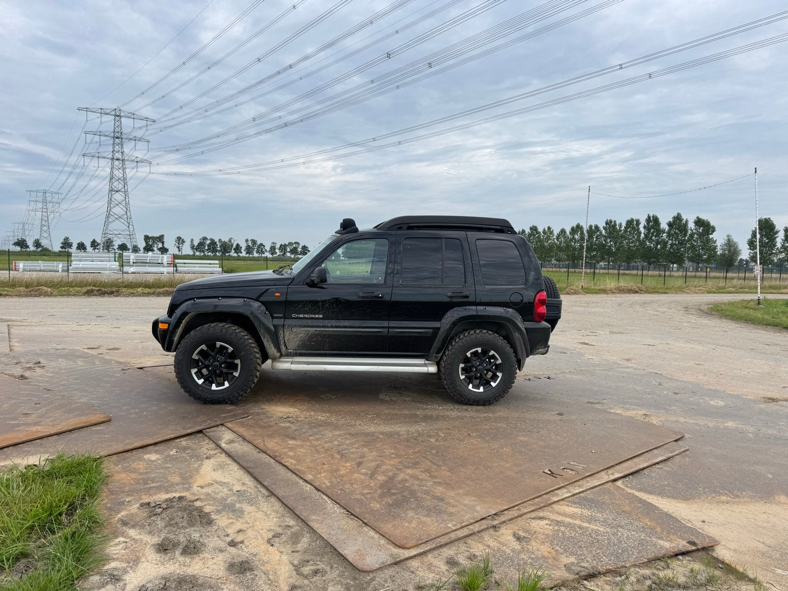 Jeep Cherokee 2.8 CRD Renegade 4x4 en Wrangler wielen, Auto's, Zwart, Leder en Stof, Zwart, Origineel Nederlands