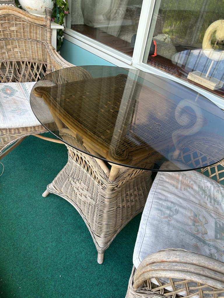 Rotan tuinset met glazen tafel en 2 stoelen en sidetable., Gebruikt, Rotan, Tuinset, Ophalen