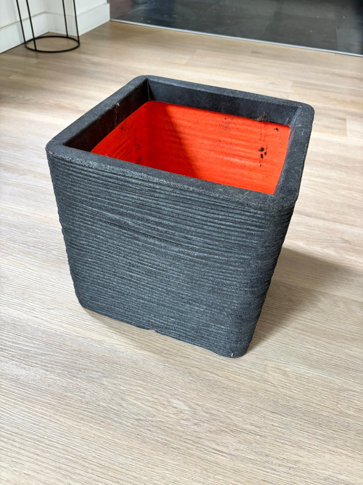 Vierkante bloempot 30x30x30 cm - Zwart met oranje binnenkant, Tuin en Terras, Bloempotten, Overige materialen, Gebruikt, Vierkant