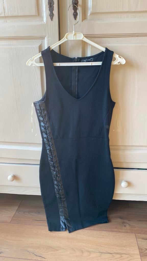 Nieuw zwart jurkje v Cool Cat maat XS, Kleding | Dames, Zwart, Nieuw, Ophalen of Verzenden, Knielengte