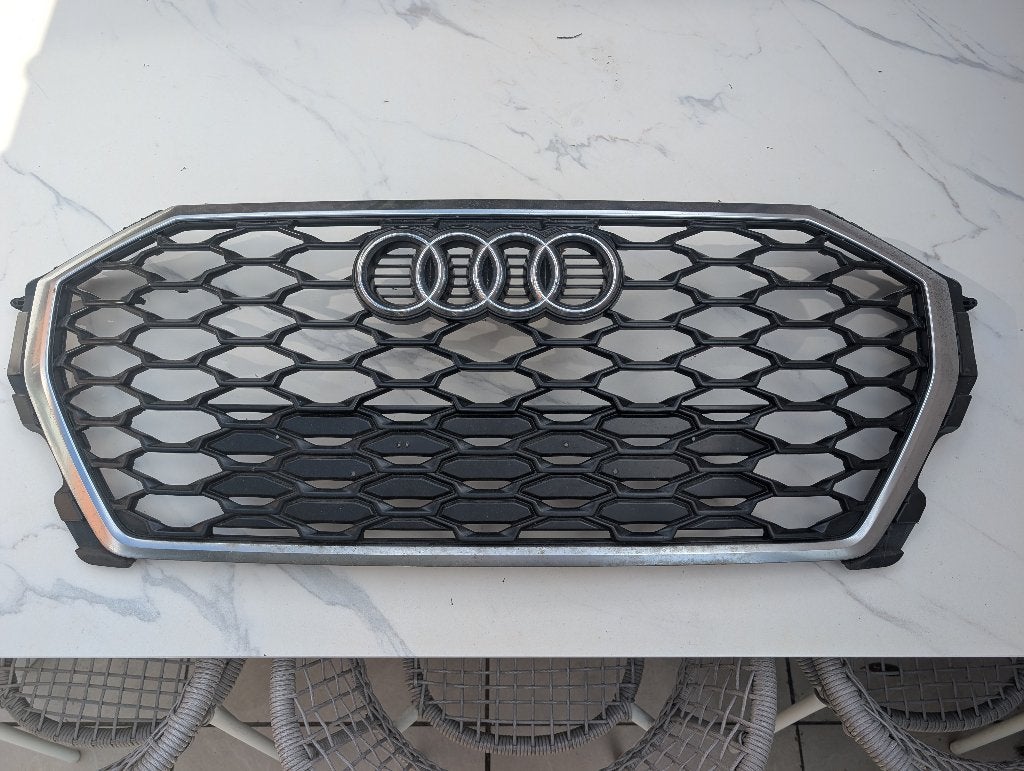 Audi Q3 S-Line Chrome Grill 83F853651, Ophalen, Gebruikt, Audi, Bumper