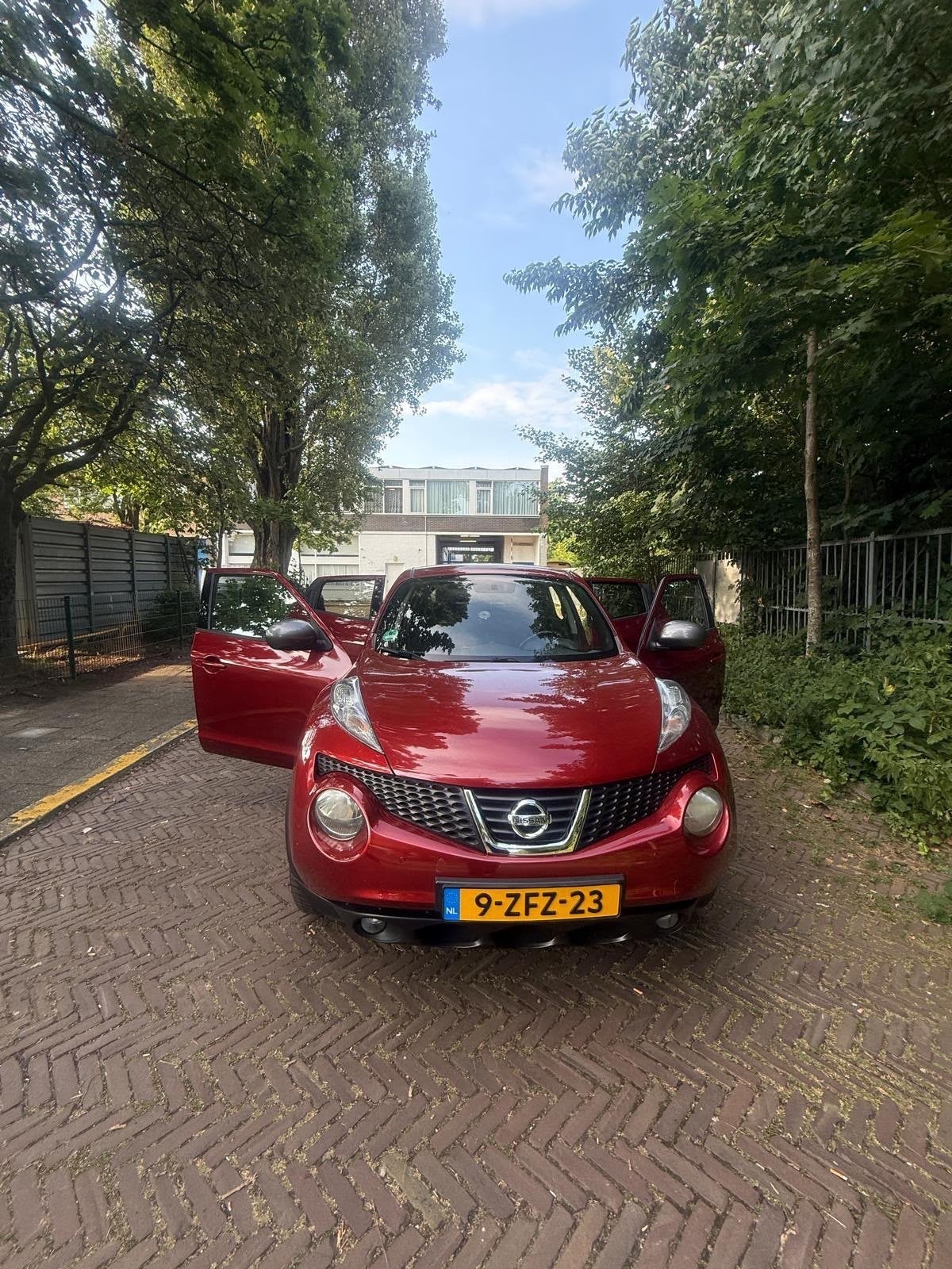 Nissan Juke 1.6 CVT 86KW 2015 Rood, Auto's, 1250 kg, 4 cilinders, 49 €/maand, Origineel Nederlands