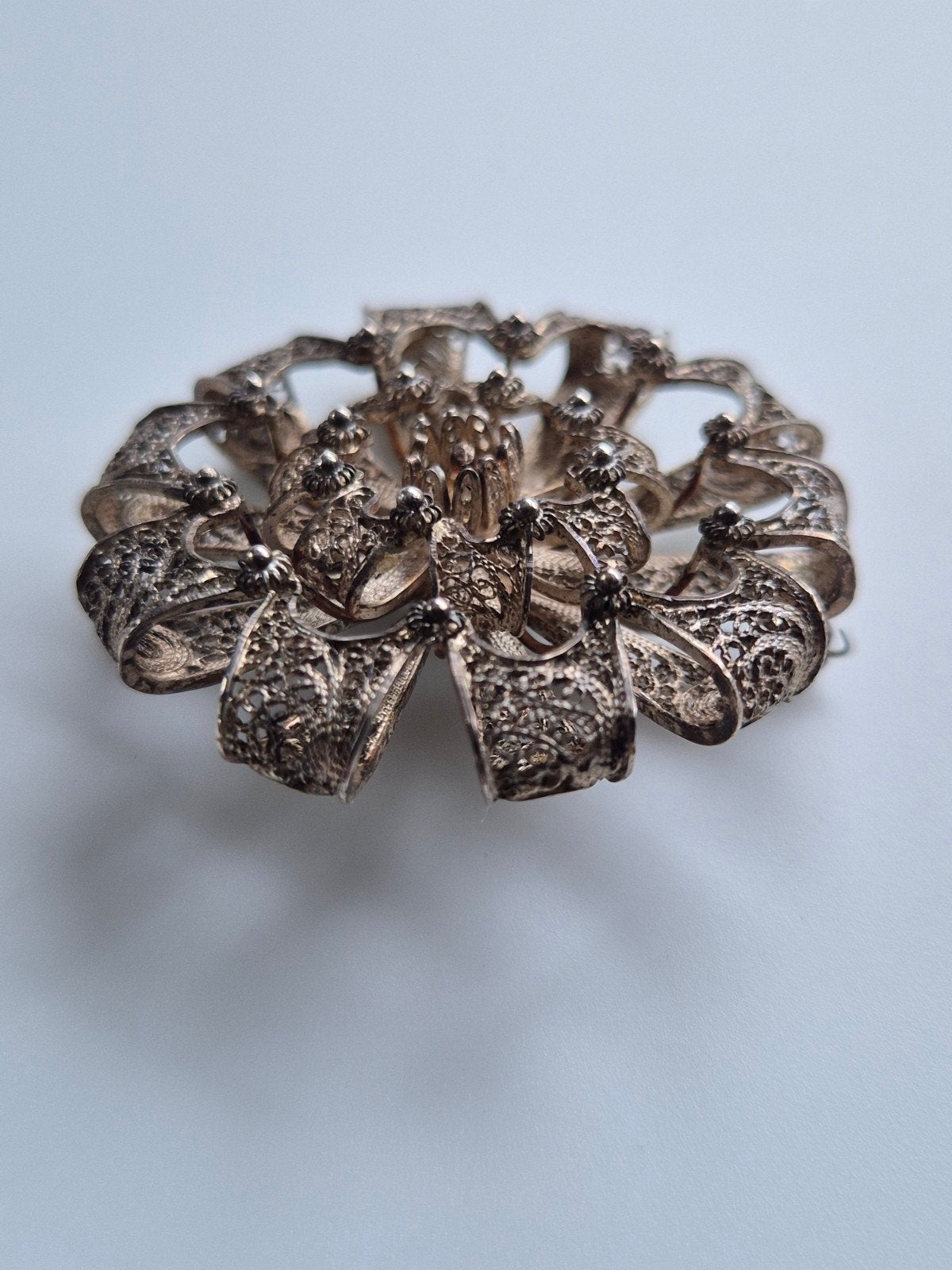 Antieke / Vintage Filigrain Broche - Bloem Motief, Sieraden, Tassen en Uiterlijk, Broches, 4 tot 7 cm, Gebruikt, Onbekend, Ophalen of Verzenden