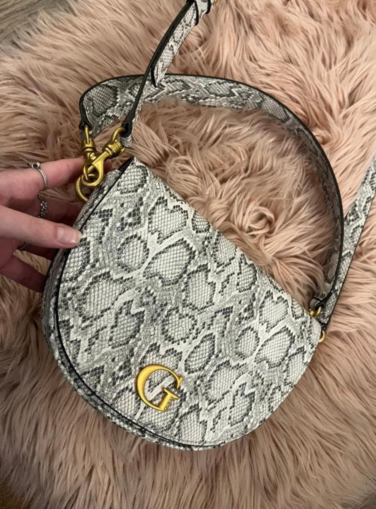Guess tas met slangenprint - zo goed als nieuw, Ophalen of Verzenden, Zo goed als nieuw, Zwart, Handtas