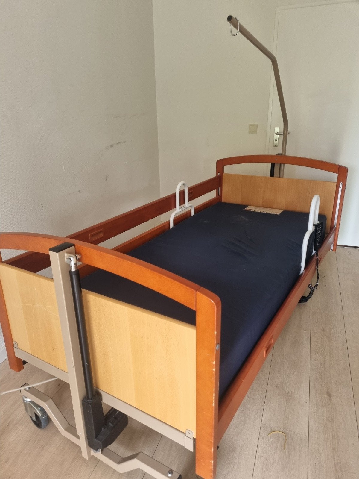 Seniorenbed hoog/laag Merk Vermeiren, Ophalen, 90 cm, Eenpersoons, Hout