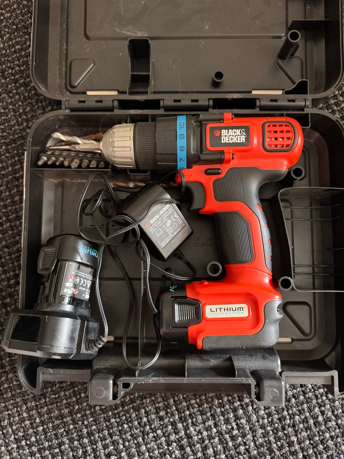 Black & Decker accuboormachine met 2 accu's en lader, Ophalen, Variabele snelheid, Minder dan 400 watt, Zo goed als nieuw