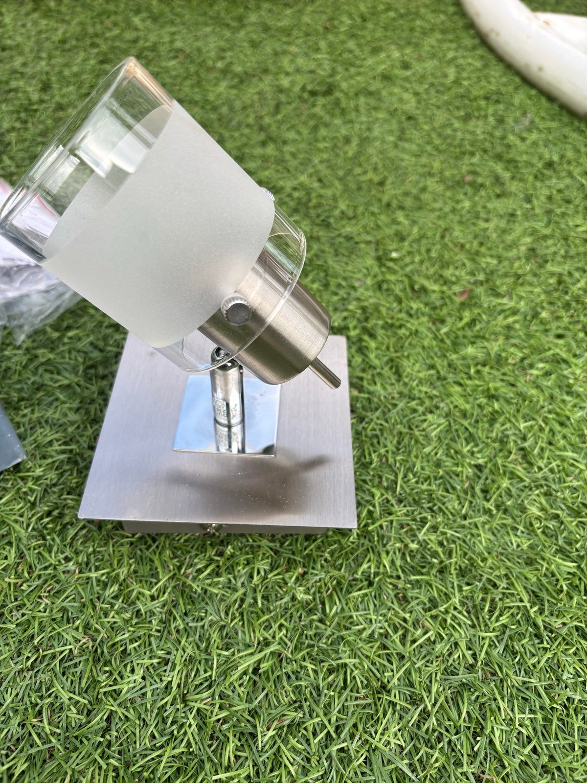 Modern muurlampje met glazen kap, Huis en Inrichting, Lampen | Wandlampen, Ophalen of Verzenden, Zo goed als nieuw, Glas