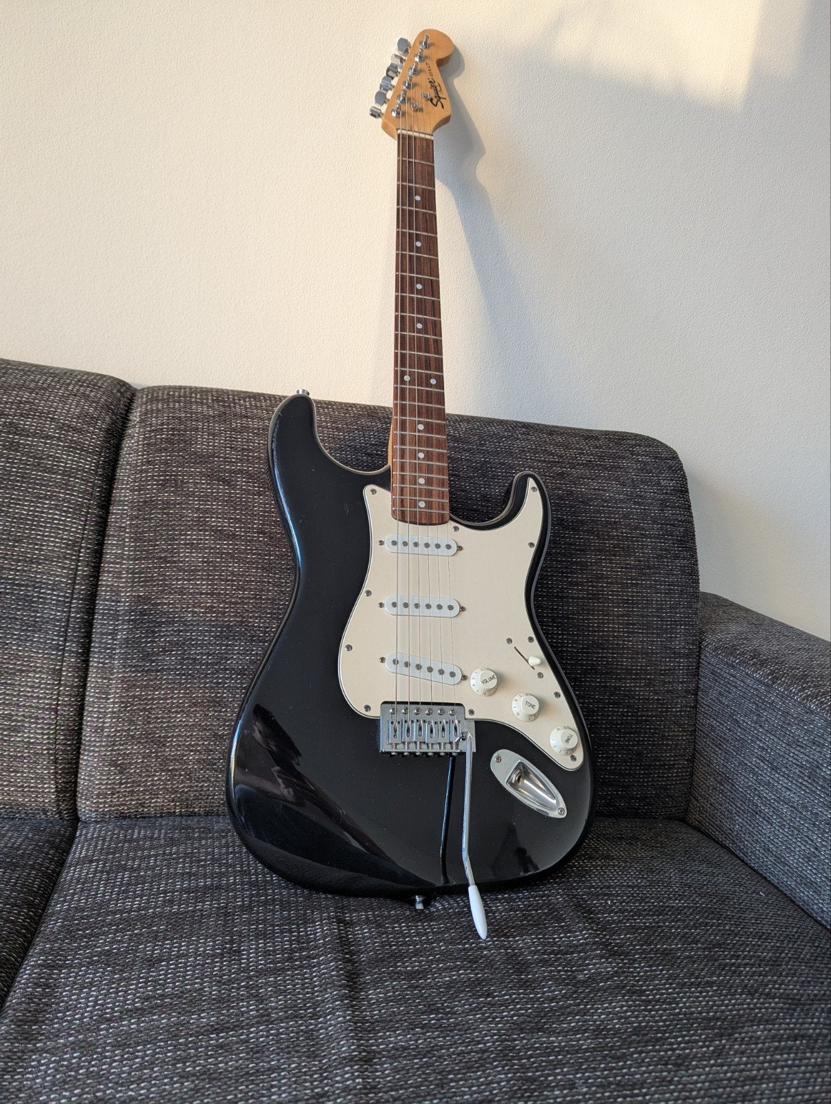 Squier Stratocaster by Fender – Zwart, Ophalen, Gebruikt, Solid body, Fender